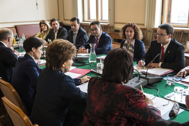 Aussprache mit den Mitgliedern des Ausschusses für Arbeit, Soziales und Konsumentenschutz des Bundesrates unter Leitung des Vorsitzenden Rene Pfister. Österreichische Delegation von rechts: Bundesrat Rene Pfister(S), Bundesrätin Angela Stöckl (V), Bundesratspräsident Josef Saller (V), Bundesratsvizepräsident Ernst Gödl (V), Bundesrat David Stögmüller (G) und Bundesratsvizedirektorin Alice Alsch-Harrant