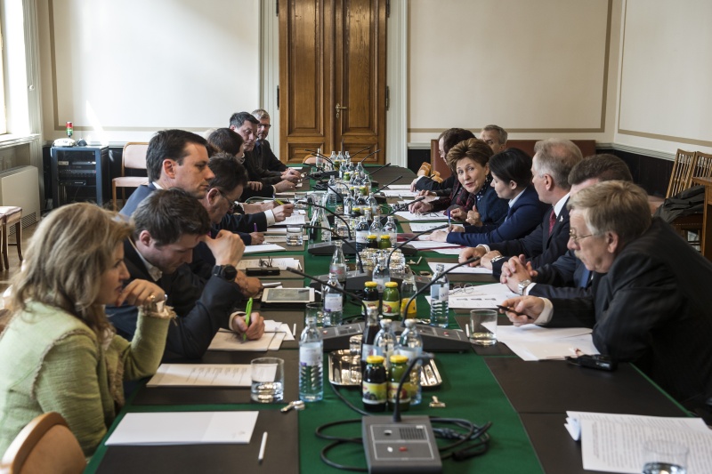Aussprache mit den Mitgliedern des Ausschusses für Arbeit, Soziales und Konsumentenschutz des Bundesrates unter Leitung des Vorsitzenden Rene Pfister. Linke Tischhälfte: Österreichische Delegation mit Bundesratspräsident Josef Saller (V) (4. von links).  Rechte Tischhälfte: Russische Delegation mit der Vorsitzenden des russischen Föderationsrates I.E. Galina Karelova (5. von rechts)