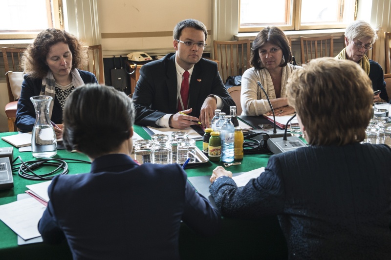 Aussprache mit den Mitgliedern des Ausschusses für Arbeit, Soziales und Konsumentenschutz des Bundesrates unter Leitung des Vorsitzenden Rene Pfister. Österreichische Delegation von links: Bundesrätin Andrea Stöckl (V), Bundesrat Rene Pfister (S), Bundesrätin Renate Anderl (S) und Bundesrätin Monika Mühlwerth (F).