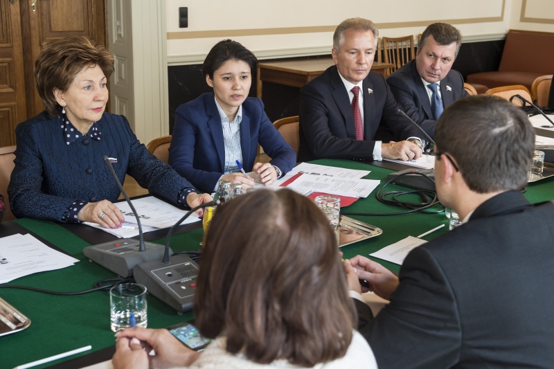 Aussprache mit den Mitgliedern des Ausschusses für Arbeit, Soziales und Konsumentenschutz des Bundesrates unter Leitung des Vorsitzenden Rene Pfister. Vorsitzende des russischen Föderationsrates I.E. Galina Karelova (links) mit Mitgliedern der russischen Delegation.