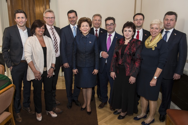 Aussprache mit den Mitgliedern des Ausschusses für Arbeit, Soziales und Konsumentenschutz des Bundesrates unter Leitung des Vorsitzenden Rene Pfister. Von links: Bundesrat David Stögmüller (G), Bundesrätin Renate Anderl (S), Bundesrat Ferdinand Tiefnig (V), Vizepräsident des Bundesrates Ernst Gödl (V), stellvertretende Vorsitzende des russischen Föderationsrates I.E. Galina Karelova, Bundesratspräsident Josef Saller (V),Veranstaltungsteilnehmerin,  Bundesrat Rene Pfister(S), Bundesrätin Monika Mühlwerth (F) und Mitgliedern der russischen Delegation