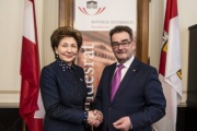 Stellvertretende Vorsitzende des russischen Föderationsrates I.E. Galina Karelova und Bundesratspräsident Josef Saller