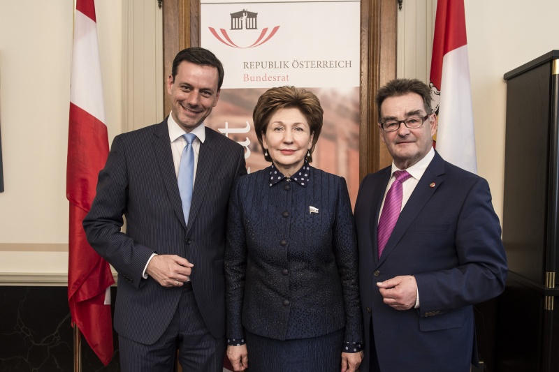 V.l.n.r.: Vizepräsident des Bundesrates Ernst Gödl (F), stellvertretende Vorsitzende des russischen Föderationsrates I.E. Galina Karelova, Bundesratspräsident Josef Saller
