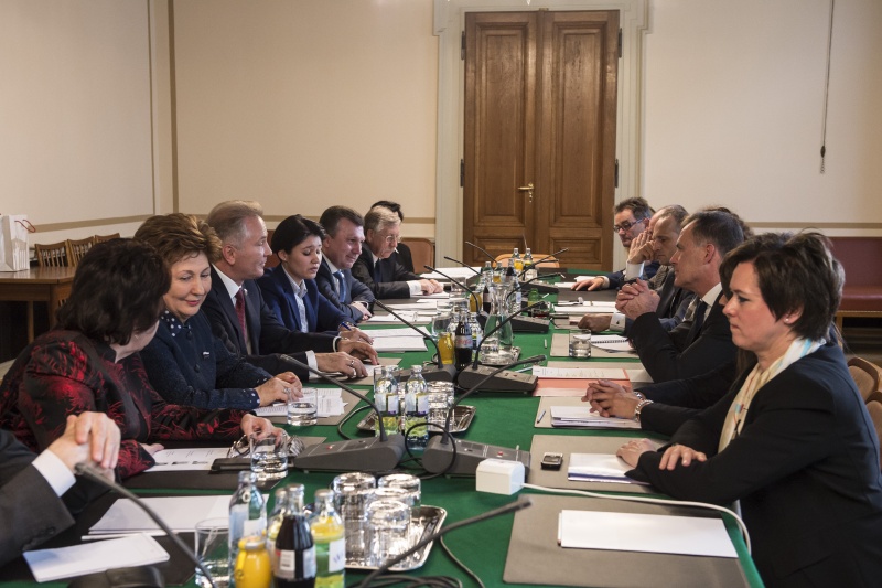 Aussprache mit den Mitgliedern der parlamentarischen Gruppe Österreich-Russland unter Leitung des Vorsitzenden Johannes Jarolim. Linke Tischhälfte:Russische Delegation mit der Stellvertretenden Vorsitzendeb des russischen Föderationsrates I.E. Galina Karelova (2. von Links) und Mitgliedern der russsischen Delegation. Rechte Tischhälfte: Österreichische Delegation unter Leitung des Vorsitzenden Johannes Jarolim (S) (3. von Rechts)