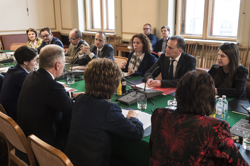 Aussprache mit den Mitgliedern der parlamentarischen Gruppe Österreich-Russland unter Leitung des Vorsitzenden Johannes Jarolim. Von rechts: Nationalratsabgeordnete Martina Schenk (T), Nationalratsabgeordneter Hannes Jarolim (S), Dolmetscherin, Nationalratsabgeordneter Wolfgang Gerstl (V), Nationalratsabgeordneter Christoph Vavrik (T), Bundesratspräsident Josef Saller (V) und Bundesratsvizepräsidentin Alice Alsch-Harrant