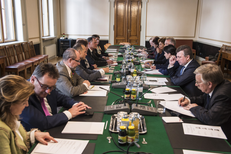 Aussprache mit den Mitgliedern der parlamentarischen Gruppe Österreich-Russland unter Leitung des Vorsitzenden Johannes Jarolim. Linke Tischhälfte: Österreichische Delegation von links: Bundesratsvizedirektorin Alice Alsch-Harrant, Bundesratspräsident Josef Saller (V), Nationalratsabgeordneter Christoph Vavrik (T), Nationalratsabgeordneter Wolfgang Gerstl (V), Dolmetscherin, Nationalratsabgeordneter Hannes Jarolim (S). Rechte Tischhälfte: Russische Delegation mit der Stellvertretenden Vorsitzenden des russischen Föderationsrates I.E. Galina Karelova (5. von rechts)