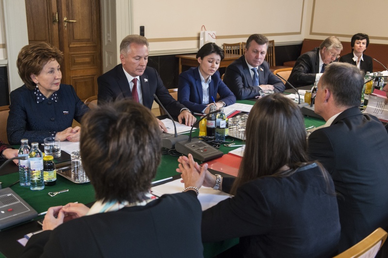 Aussprache mit den Mitgliedern der parlamentarischen Gruppe Österreich-Russland unter Leitung des Vorsitzenden Johannes Jarolim. Russische Delegation mit der Stellvertretenden Vorsitzenden des russischen Föderationsrates I.E. Galina Karelova (links) und Mitgliedern der russsischen Delegation