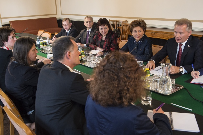 Aussprache mit den Mitgliedern der parlamentarischen Gruppe Österreich-Russland unter Leitung des Vorsitzenden Johannes Jarolim. Russische Delegation mit der Stellvertretenden Vorsitzenden des russischen Föderationsrates I.E. Galina Karelova (2. von rechts) und Mitgliedern der russsischen Delegation