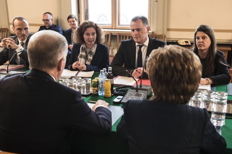 Aussprache mit den Mitgliedern der parlamentarischen Gruppe Österreich-Russland unter Leitung des Vorsitzenden Johannes Jarolim. Von rechts: Nationalratsabgeordnete Martina Schenk (T), Nationalratsabgeordneter Johannes Jarolim (S), Dolmetscherin und Nationalratsabgeordneter Wolfgang Gerstl (V)