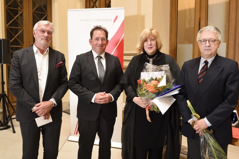 von links: Johannes Strohmayer, Präsident Andreas Koller Presseclub Concordia, Preisträgerin Kategorie Presse- und Informationsfreiheit Dunja Mijatovic, Botschafter Wolfgang Petritsch