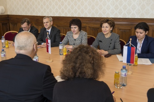 Die Stellvertretende Vorsitzende des russischen Föderationsrates I.E. Galina Karelova (2. von rechts) mit Mitgliedern der russischen Delegation bei der Aussprache mit dem Ersten Präsidenten des Wiener Landtags Harry Kopietz