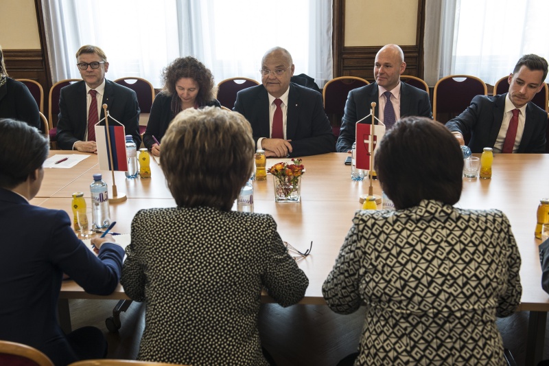 Die Stellvertretende Vorsitzende des russischen Föderationsrates I.E. Galina Karelova (Vordergrund Mitte) mit Mitgliedern der russischen Delegation bei der Aussprache mit dem Ersten Präsidenten des Wiener Landtags Harry Kopietz. Landtagspräsident Harry Kopietz (S) (Mitte) mit Mitgliedern der österreichischen Delegation