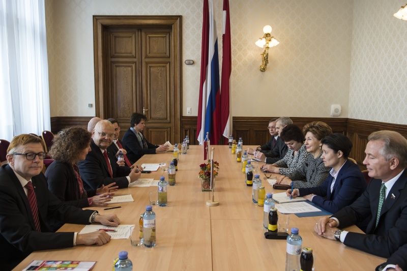 Die Stellvertretende Vorsitzende des russischen Föderationsrates I.E. Galina Karelova mit Mitgliedern der russischen Delegation im Rathaus bei der Aussprache mit dem Ersten Präsidenten des Wiener Landtags Harry Kopietz. Linke Tischhälfte: Landtagspräsident Harry Kopietz (S) (3. von links) mit Mitgliedern der österreichischen Delegation. Rechte Tischhälfte: Stellvertretende Vorsitzende des russischen Föderationsrates I.E. Galina Karelova (3. von rechts) mit Mitgliedern der russischen Delegation