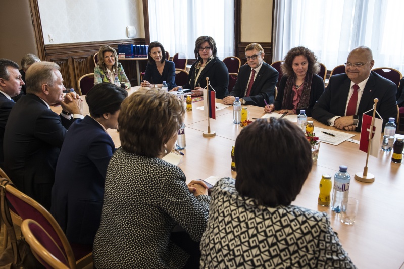 Stellvertretende Vorsitzende des russischen Föderationsrates I.E. Galina Karelova mit Mitgliedern der russischen Delegation bei der Aussprache mit dem Ersten Präsidenten des Wiener Landtags Harry Kopietz. Landtagspräsident Harry Kopietz (S) (Rechts) mit Mitgliedern der österreichischen Delegation