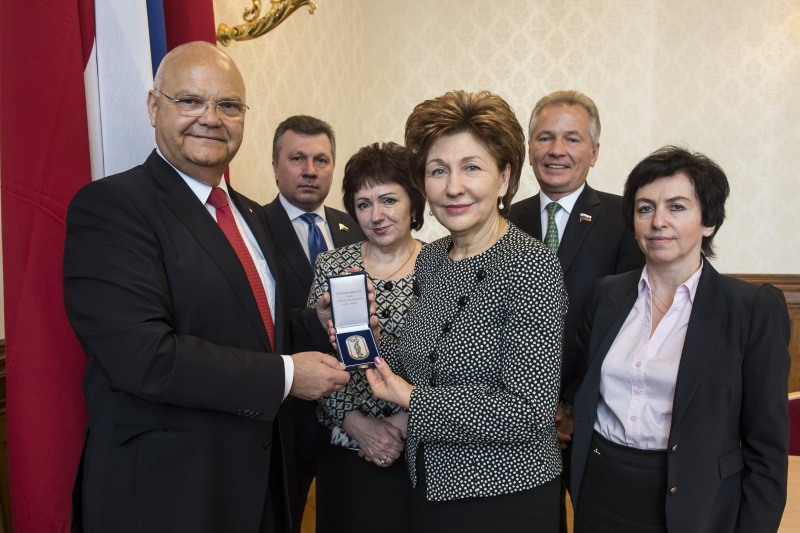 Landtagspräsident Harry Kopietz (S) (Links) mit der Stellvertretenden Vorsitzenden des russischen Föderationsrates I.E. Galina Karelova (rechts) im Rathaus bei der Übergabe der Gastgeschenke