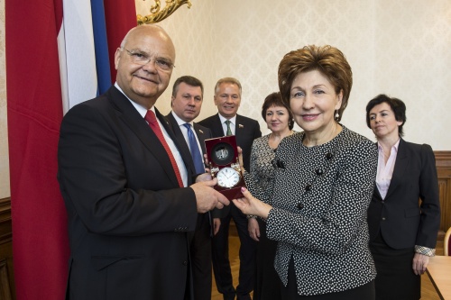 Landtagspräsident Harry Kopietz (S) (Links) mit der Stellvertretenden Vorsitzenden des russischen Föderationsrates I.E. Galina Karelova (rechts) bei der Übergabe der Gastgeschenke