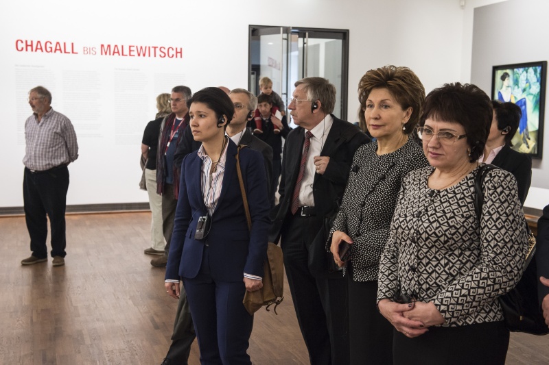 Die Stellvertretende Vorsitzende des russischen Föderationsrates I.E. Galina Karelova (2. von rechts) besucht mit den Mitgliedern der russischen Delegation die Ausstellung 'Chagall bis Malewitsch – Die Russischen Avantgarden' in der Albertina