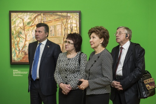 Die Stellvertretende Vorsitzende des russischen Föderationsrates I.E. Galina Karelova (2. von rechts) besucht mit den Mitgliedern der russischen Delegation die Ausstellung 'Chagall bis Malewitsch – Die Russischen Avantgarden' in der Albertina