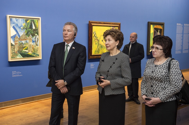 Die Stellvertretende Vorsitzende des russischen Föderationsrates I.E. Galina Karelova (2. von rechts) besucht mit den Mitgliedern der russischen Delegation die Ausstellung 'Chagall bis Malewitsch – Die Russischen Avantgarden' in der Albertina