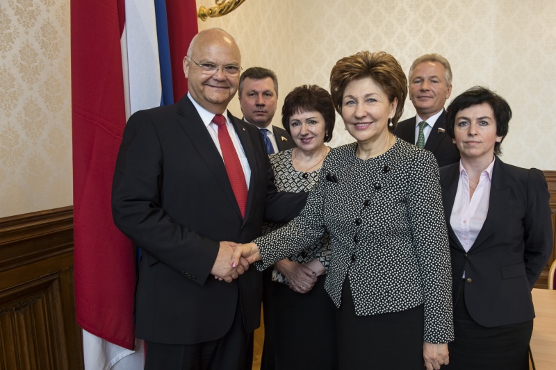 Landtagspräsident Harry Kopietz (S) (Links) mit der Stellvertretenden Vorsitzenden des russischen Föderationsrates I.E. Galina Karelova (Mitte) und Mitgliedern der russischen Delegation im Rathaus