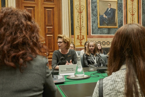 Diskussion mit Abgeordneten zum Nationalrat und Bundesrätinnen zum Thema Beruf der National- bzw. Bundesrätinnen; Parlamentsvizedirektorin Susanne Janistyn-Novák begrüßt die teilnehmenden Mädchen