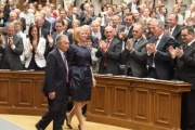 von links: Nationalratspräsidentin Doris Bures (S) begleitet Präsident Marko Feingold Israelitische Kultusgemeinde Salzburg