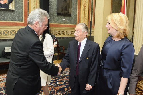 von links: Bundespräsident Heinz Fischer begrüßt Präsident Marko Feingold Israelitische Kultusgemeinde Salzburg und Nationalratspräsidentin Doris Bures (S)