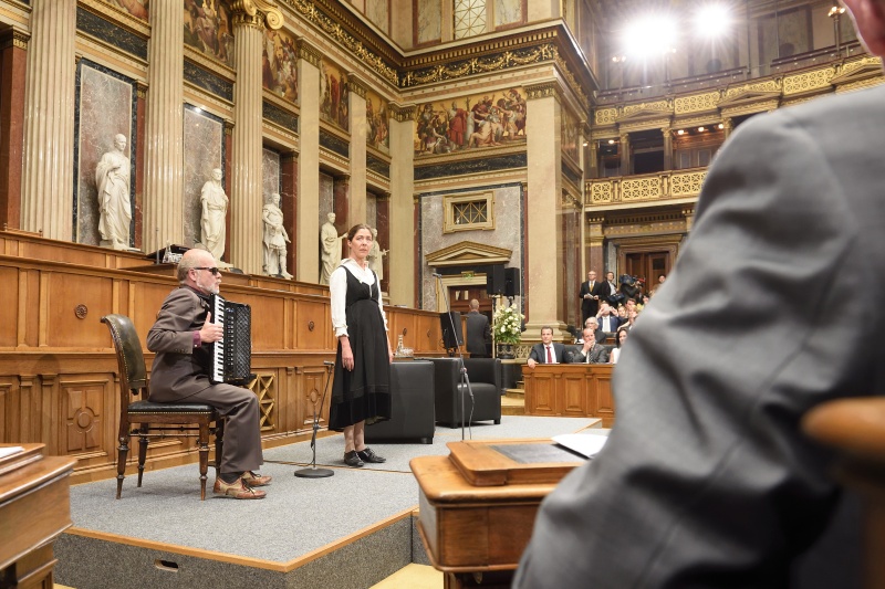 von links: Musiker Otto Lechner und Schauspielerin Anne Bennent bei ihrem Vortrag der Todesfuge von Paul Celan