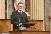 Bundesratspräsident Josef Saller (V) bei seiner Begrüßung am Rednerpult