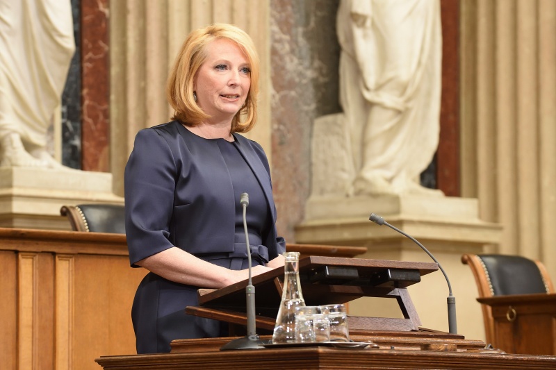 Nationalratspräsidentin Doris Bures (S) bei ihrer Rede am Rednerpult