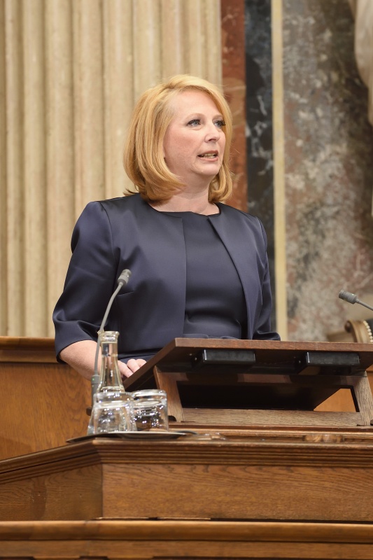 Nationalratspräsidentin Doris Bures (S) bei ihrer Rede am Rednerpult