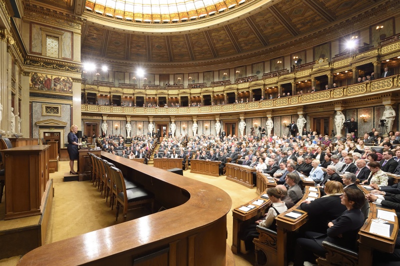 Blick Richtung VeranstaltungsteilnehmerInnen. Nationalratspräsidentin Doris Bures (S) am Rednerpult