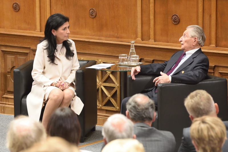 von links: Direktorin Danielle Spera Jüdisches Museum Wien und Präsident Marko Feingold Israelitische Kultusgemeinde Salzburg bei ihrem Gespräch