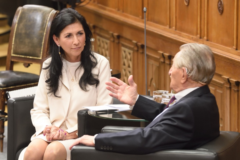 von links: Direktorin Danielle Spera Jüdisches Museum Wien und Präsident Marko Feingold Israelitische Kultusgemeinde Salzburg bei ihrem Gespräch