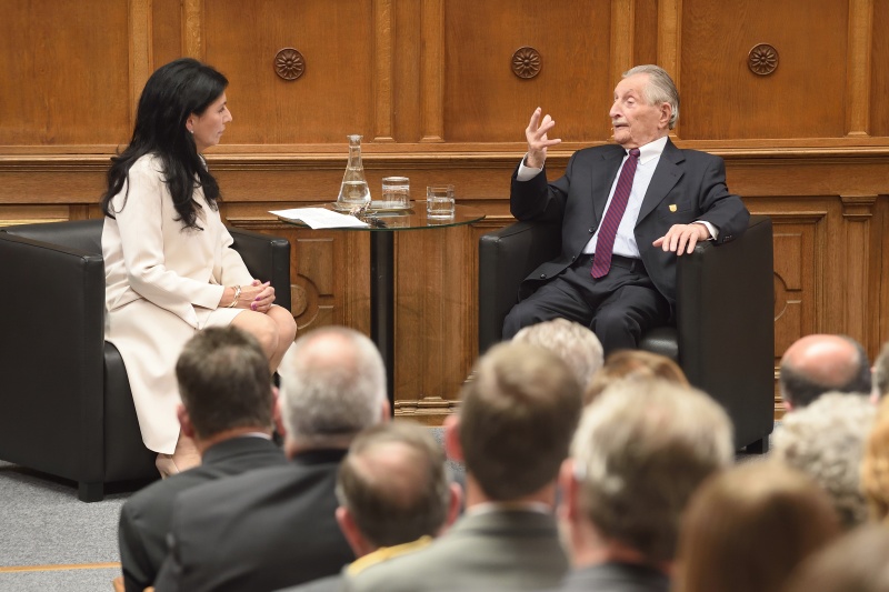 von links: Direktorin Danielle Spera Jüdisches Museum Wien und Präsident Marko Feingold Israelitische Kultusgemeinde Salzburg bei ihrem Gespräch