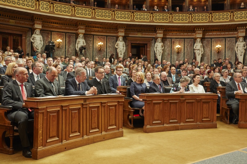 Blick Richtung VeranstaltungsteilnehmerInnen. Erste Reihe von links: Verkehrsminister Gerald Klug (S), Innenminister Wolfgang Sobotka (V), Vizekanzler Reinhold Mitterlehner (V), Bundesratspräsident Josef Saller (V), Nationalratspräsidentin Doris Bures (S), Marko Feingold Präsident der Israelitischen Kultusgemeinde Salzburg und seiner Frau, Frauenministerin Gabriele Heinisch-Hosek (S) und Justizminister Brandstätter (V)
