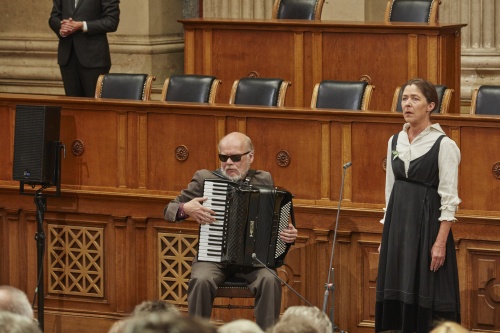 von links: Musiker Otto Lechner und Schauspielerin Anne Bennent bei ihrem Vortrag der Todesfuge von Paul Celan