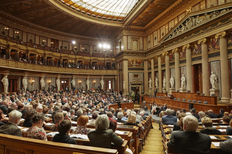 Blick Richtung VeranstaltungsteilnehmerInnen. Am Podium: Gespräch zwischen Danielle Spera Direktorin des Jüdischen Museum Wien und Marko Feingold Präsident der Israelischen Kultusgemeinde Salzburg