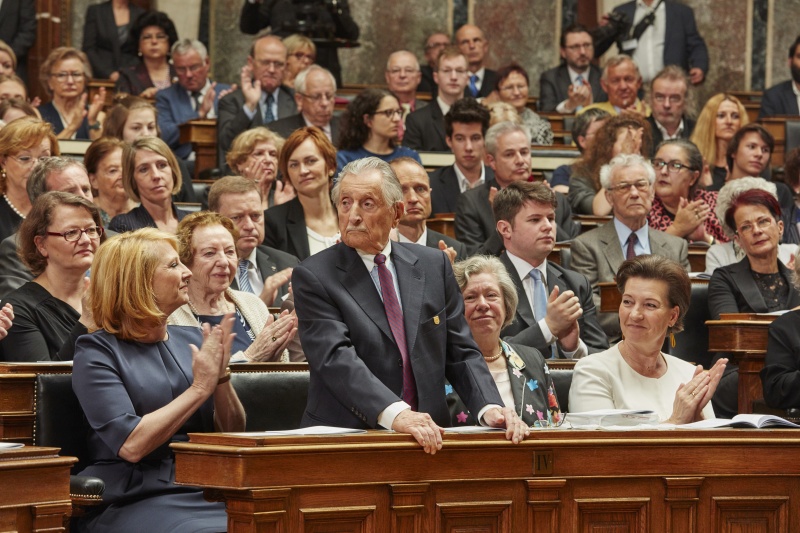 Blick Richtung VeranstaltungsteilnehmerInnen. Erste Reihe von links: Nationalratspräsidentin Doris Bures (S), Marko Feingold Präsident der Israelischen Kultusgemeinde Salzburg und Frauenministerin Gabriele Heinisch-Hosek (S)