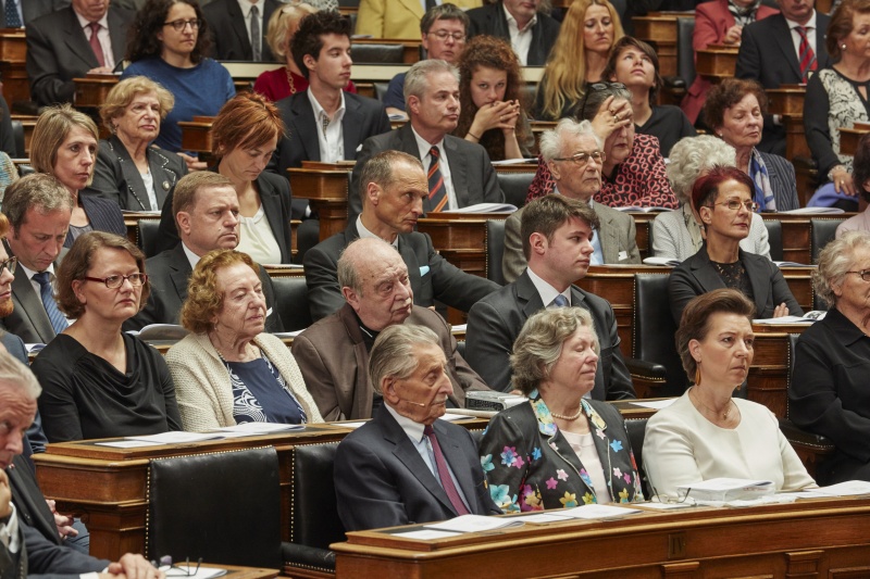Blick Richtung VeranstaltungsteilnehmerInnen. Überlebende des Holocaust. Erste Reihe von links: Marko Feingold Präsident der Israelischen Kultusgemeinde Salzburg, Frau Feingold, Frauenminsiterin Gabriele Heinisch-Hoschek (S). In der zweiten Reihe die Holocaust-Überlebenden Käthe Sasso (2.von links) und Rudolf Gelbard (3. von links)