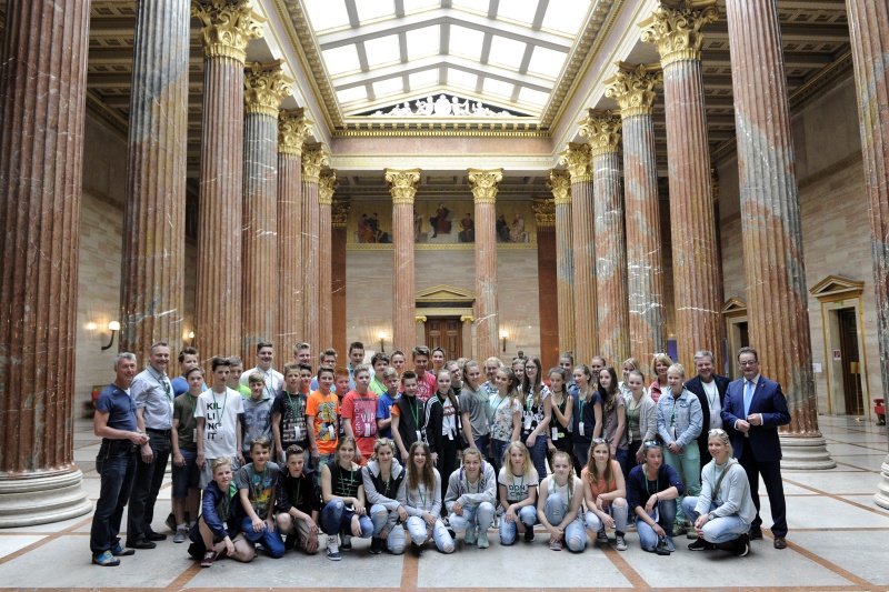 Bundesratspräsident Josef Saller (re.) mit Schülerinnen und Schüler der HS Bischofshofen