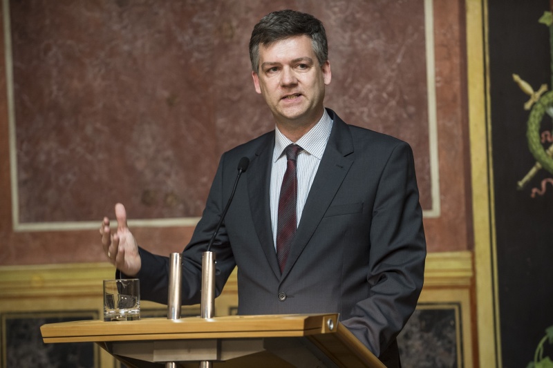 Leiter der Volkshochschule Tirol Ronald Zecha am Rednerpult