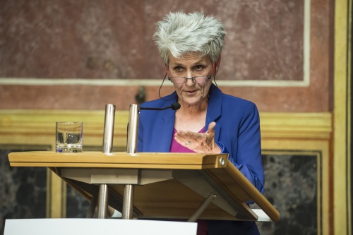 Gemeinderätin Birgit Meinhard-Schiebel am Podium