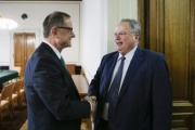 Von links: Der zweite Nationalratspräsidenten Karlheinz Kopf (V) empfängt den Außenminister von Griechenland Nikos Kotzias