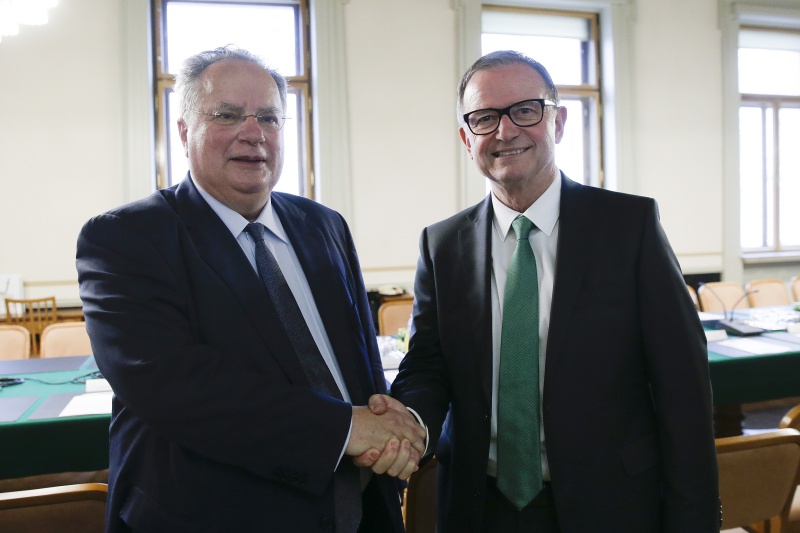 Von links: Außenminister von Griechenland Nikos Kotzias und Zweiter Nationalratspräsident Karlheinz Kopf (V)