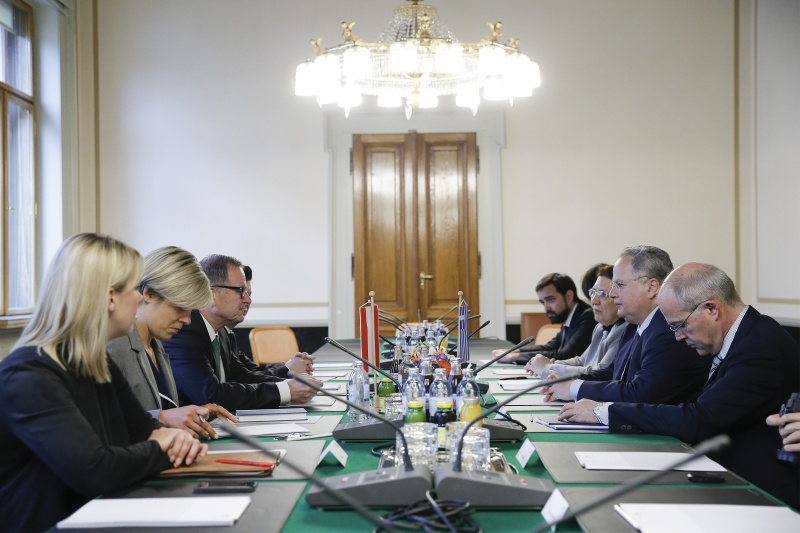 Aussprache. Linke Tischhälfte: Österreichische Delegation mit dem Zweiten Nationalratspräsidenten Karlheinz Kopf (V) (3. von links). Rechte Tischhälfte: Griechische Delegation mit dem griechischen Außenminister Nikos Kotzias (2. von rechts)