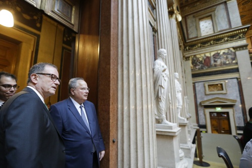 Der zweite Nationalratspräsident Karlheinz Kopf (V) und der Außenminister von Griechenland Nikos Kotzias bei einer Führung durch das Parlamentsgebäude