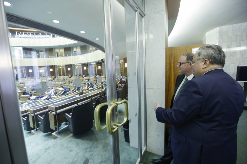 Der zweite Nationalratspräsident Karlheinz Kopf (V) und der Außenminister von Griechenland Nikos Kotzias bei einer Führung durch das Parlamentsgebäude