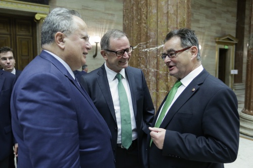 Von links: Griechischer Außenminister Nikos Kotzias, Zweiter Nationalratspräsident Karlheinz Kopf (V) und Bundesratspräsident Josef Saller (V)