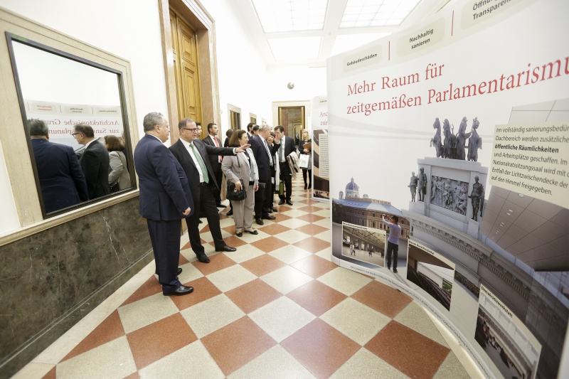 Der zweite Nationalratspräsident Karlheinz Kopf (V) und der Außenminister von Griechenland Nikos Kotzias bei einer Führung durch das Parlamentsgebäude